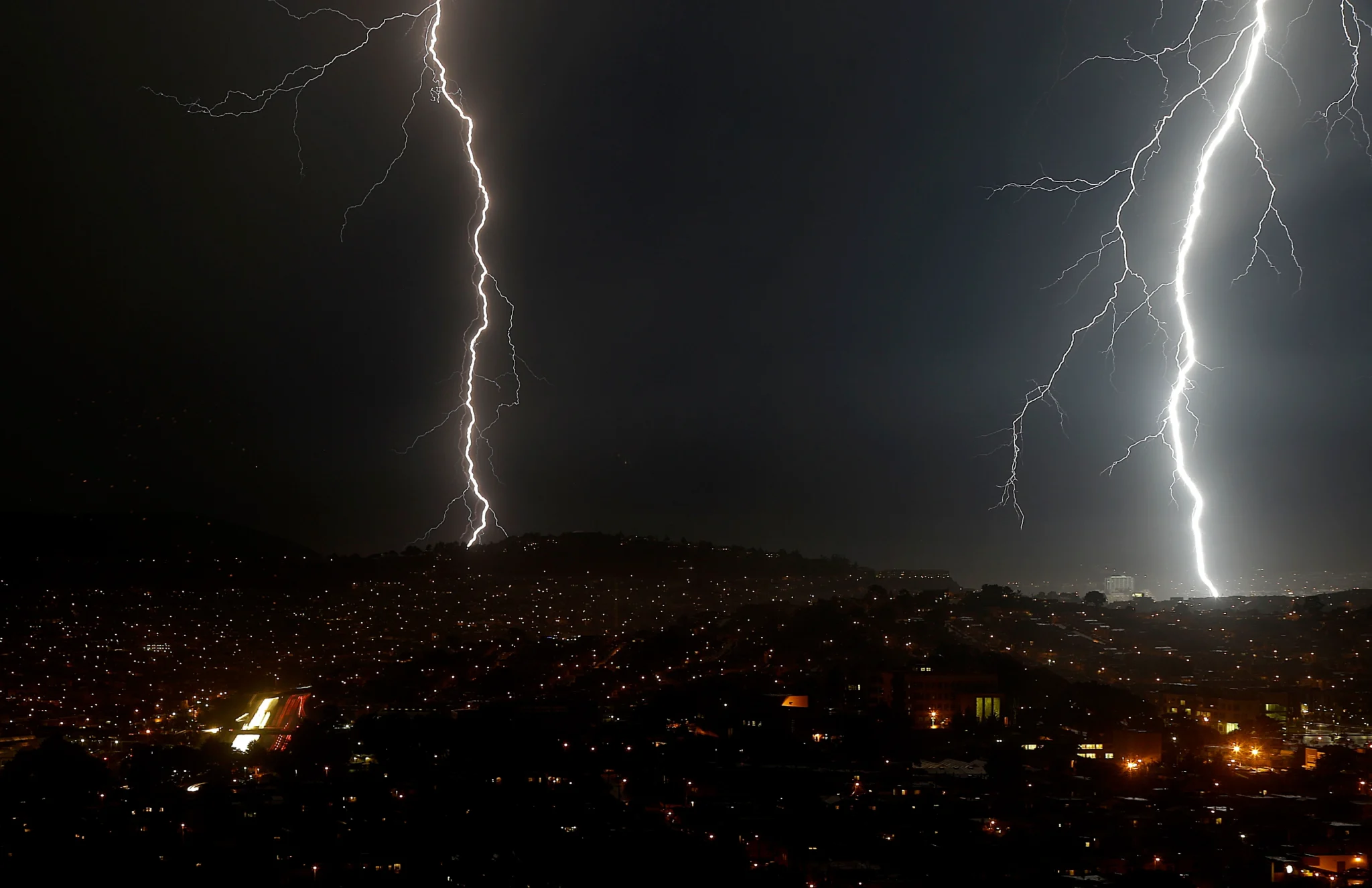 Прогноз гроз в реальном времени. Lightning. Гроза и молния сверх жесть. Rolls Rain Thunderstorm Lightning.