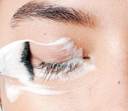 The 5 Benefits of Using an Eyelash Shampoo